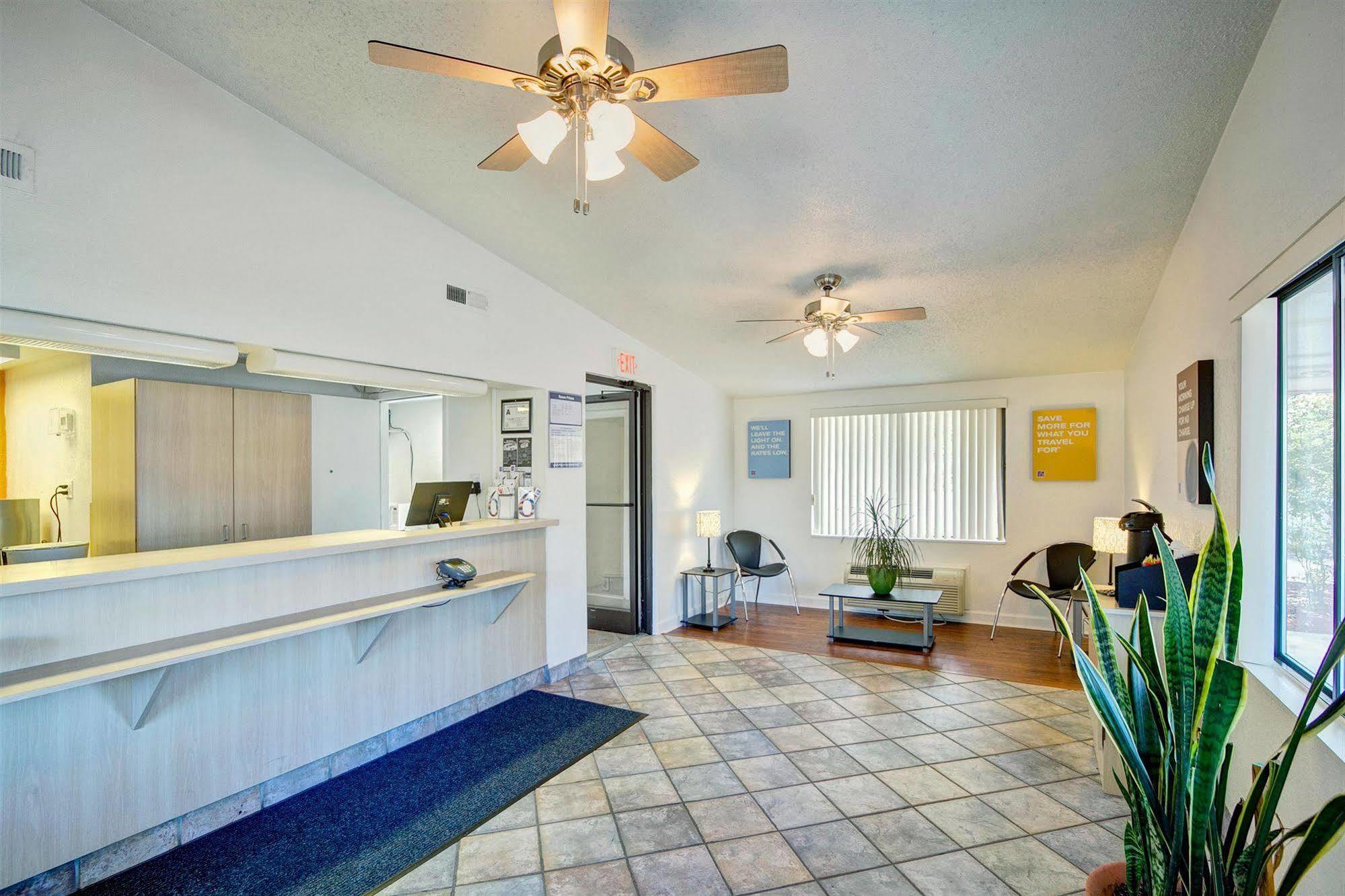 Super 8 By Wyndham Aberdeen Southern Pines Exterior foto